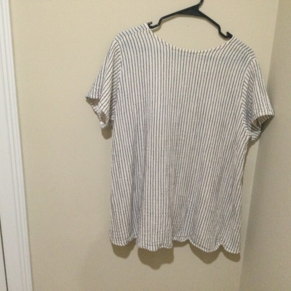 Flared top by Habitat clothing. Size large/extra large. Soft neutral with black - Picture 3 of 3